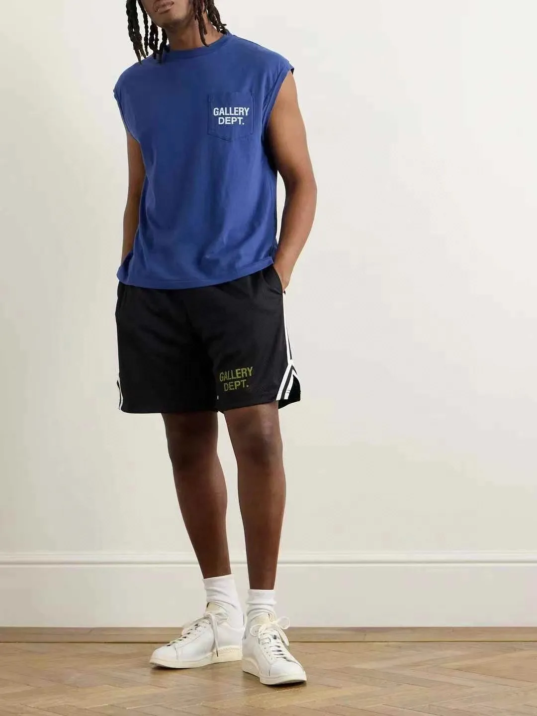 GALLERY DEPT. VENICE COURT SHORTS English mesh shorts Logo webbing wide-leg basketball shorts Black and white S-XL Original molding Loose wide-leg version American boys' first choice Breathable mesh fabric Superimposed soft material inside Comfortable and easy to match Custom-woven original consistent webbing/main mark/component wash mark Details are enlarged to follow